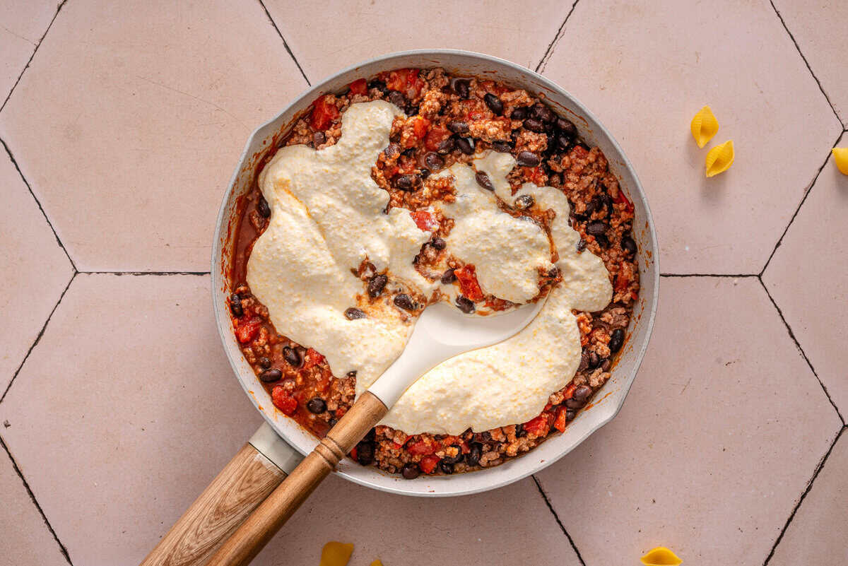 this shows me mixing in the creamy sauce